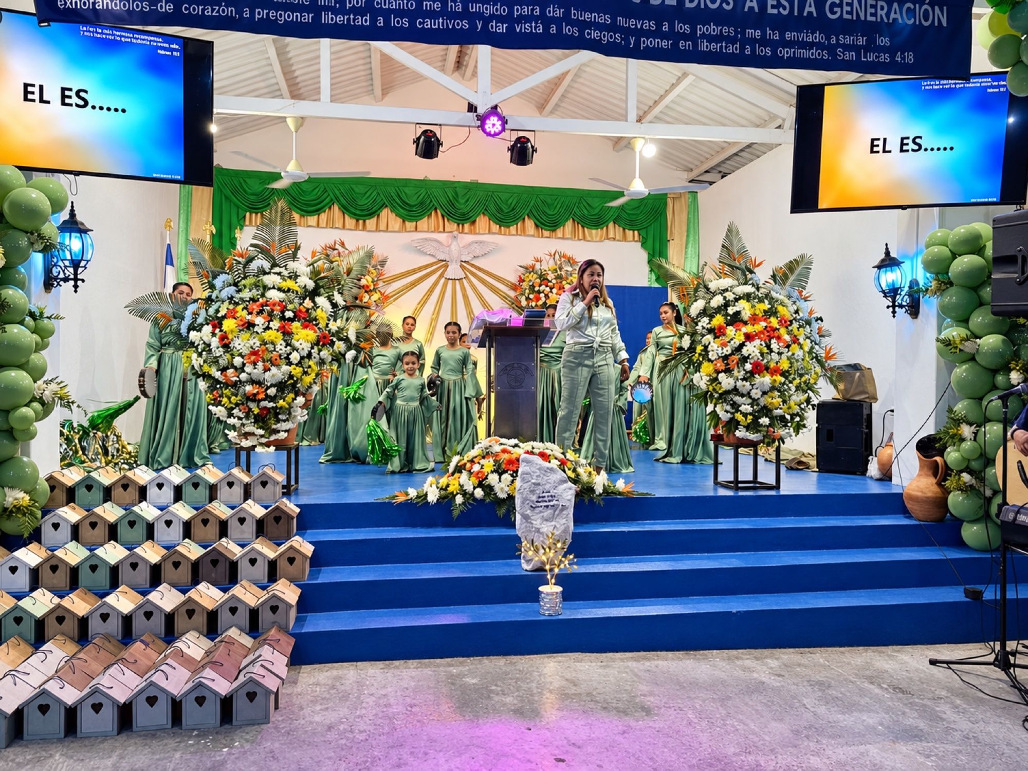 Culto de alabanza en el templo de Casa de Paz, con el altar adornado con flores