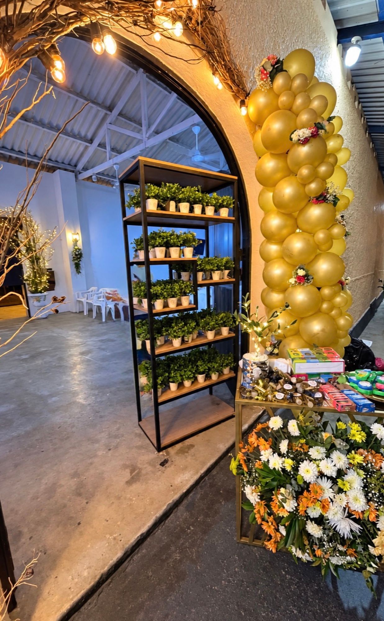Entrada de la iglesia decorada con flores y globos dorados
