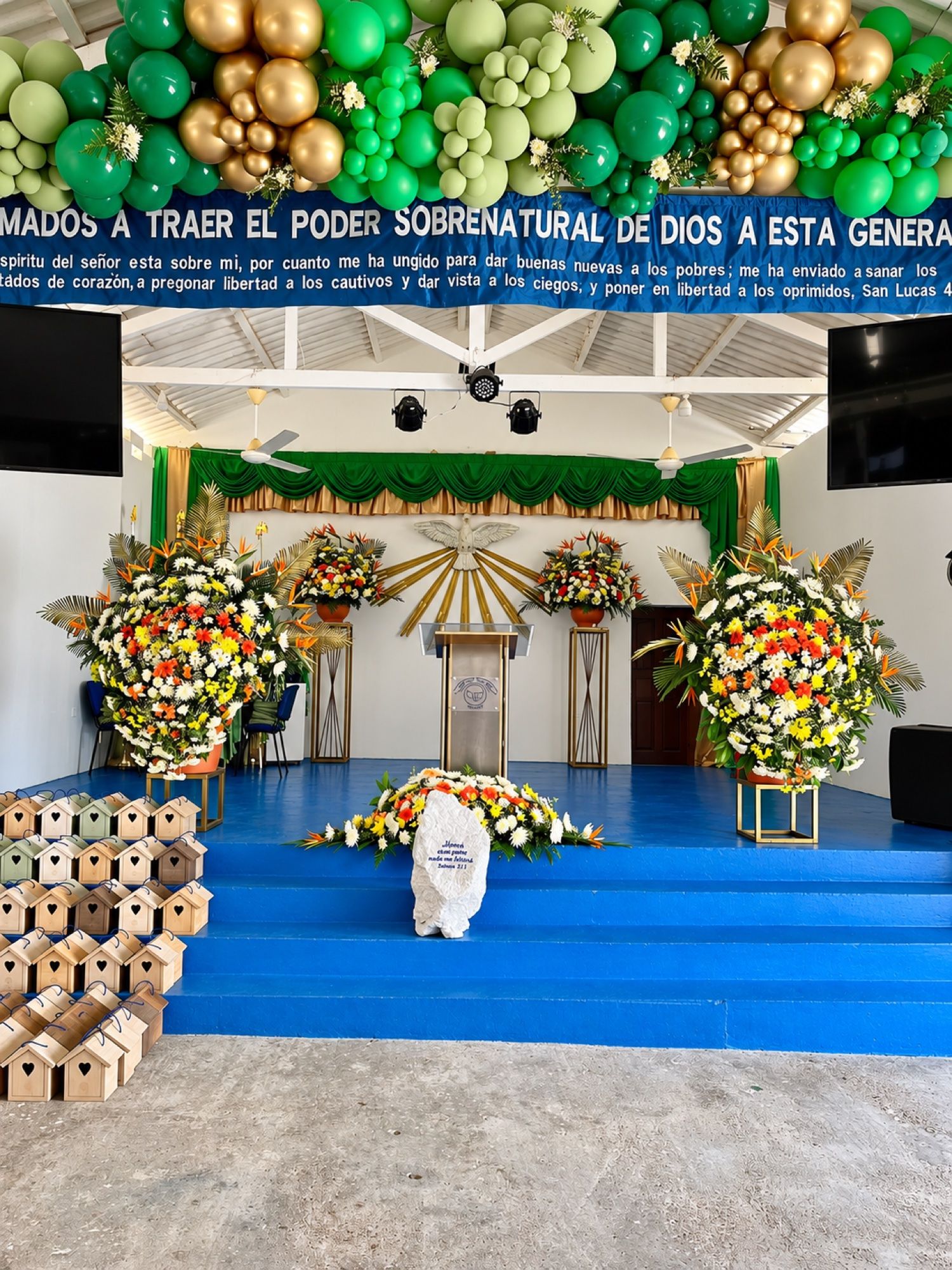 Interior del templo de Casa de Paz, con el altar azul y arreglos de flores